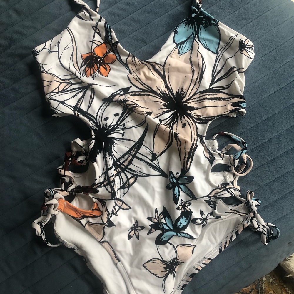 UO Jules Split-Side Lace-Up 1-Piece Swimsuit - Picture 3 of 4